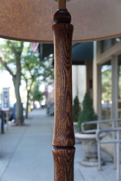 Paire de lampadaires modernistes en bois tourné