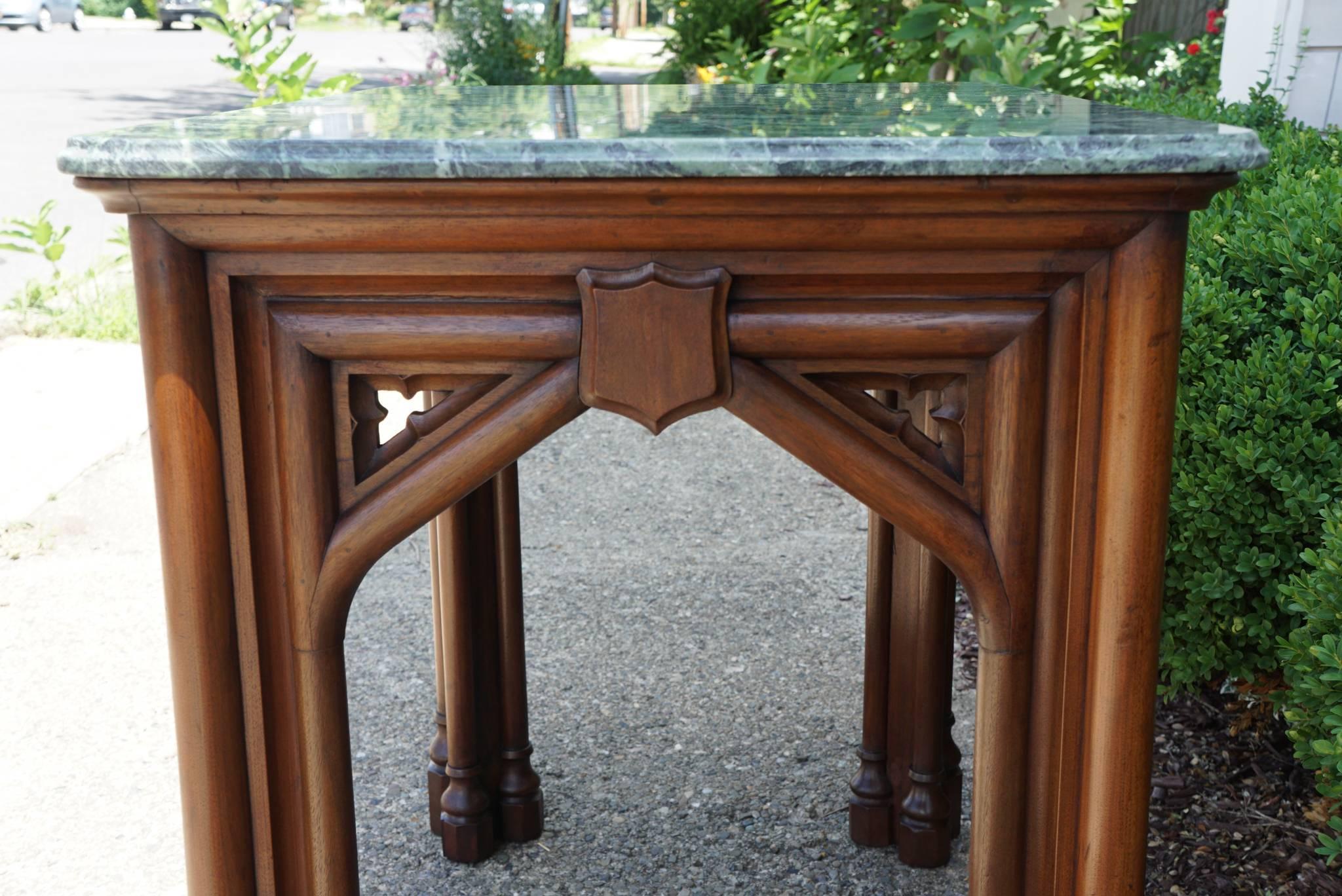 Anglais Table de centre ou table de bibliothèque en chêne du 19ème siècle de style néo-gothique avec dessus en marbre anglais en vente