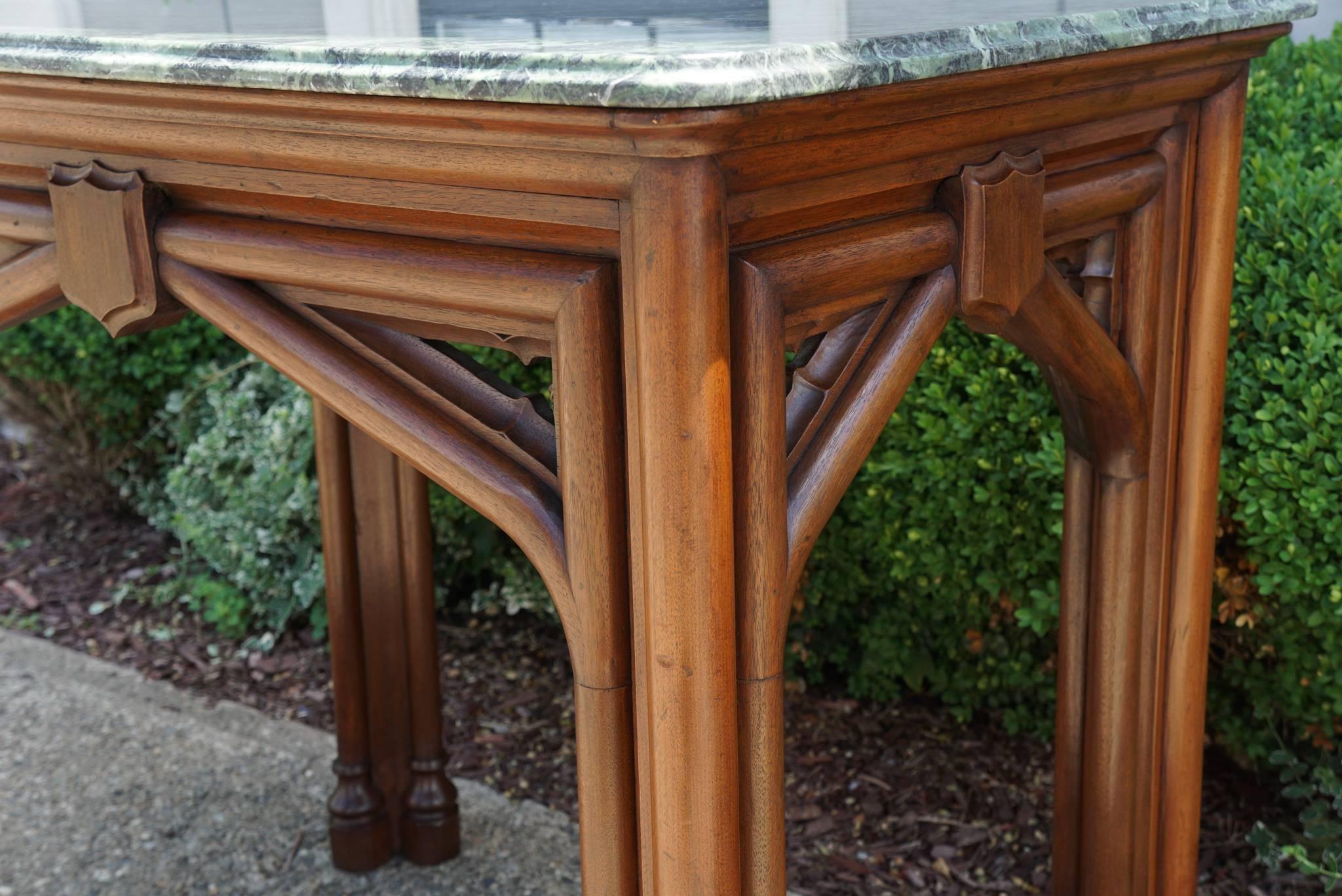 Table de centre ou table de bibliothèque en chêne du 19ème siècle de style néo-gothique avec dessus en marbre anglais Bon état - En vente à Hudson, NY