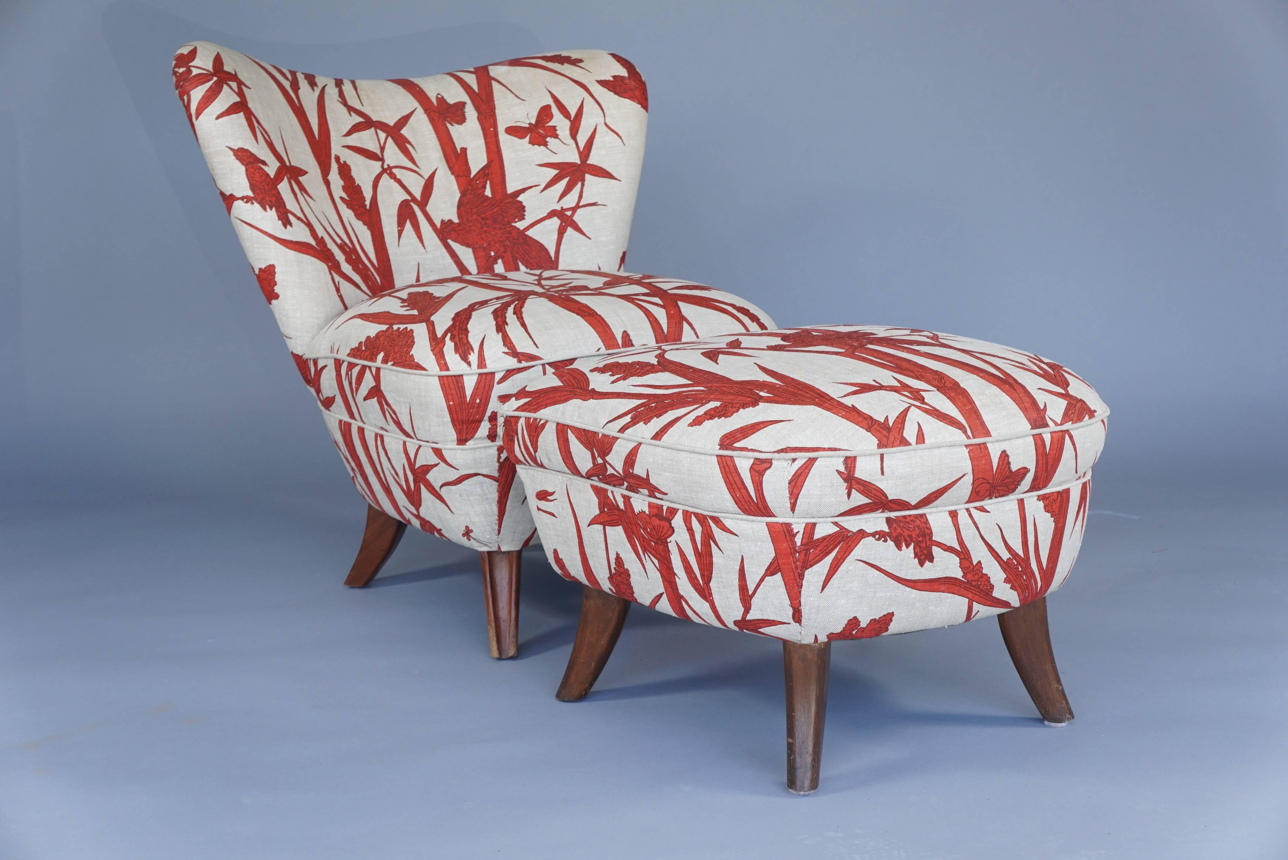 Stylish chair upholstered in red and white silk-screened linen.
Ottoman measures: 22