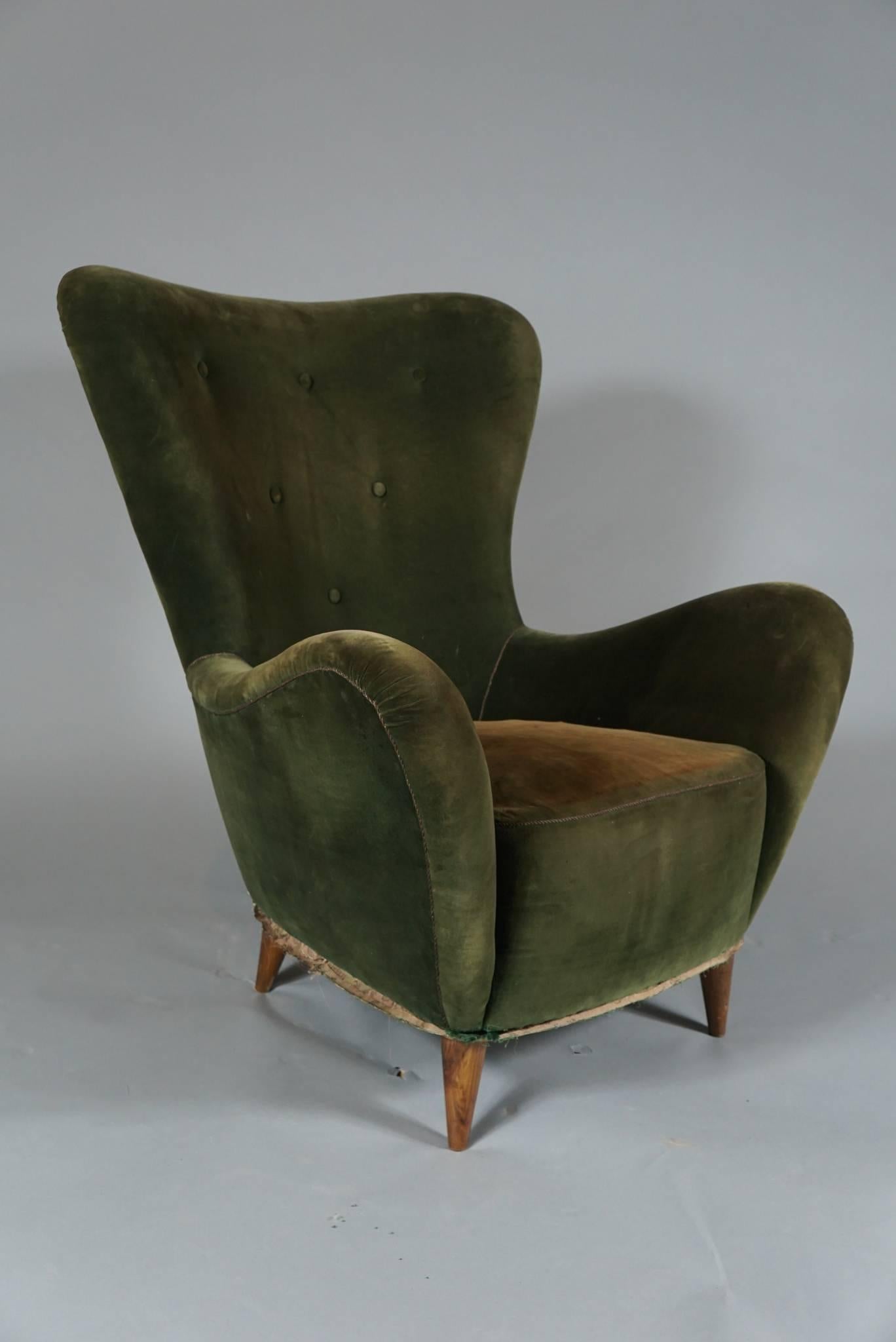 Stylish pair of Mid-Century Modern chairs
Upholstered in a beautiful dark green velvet
Button decoration and flared arms.