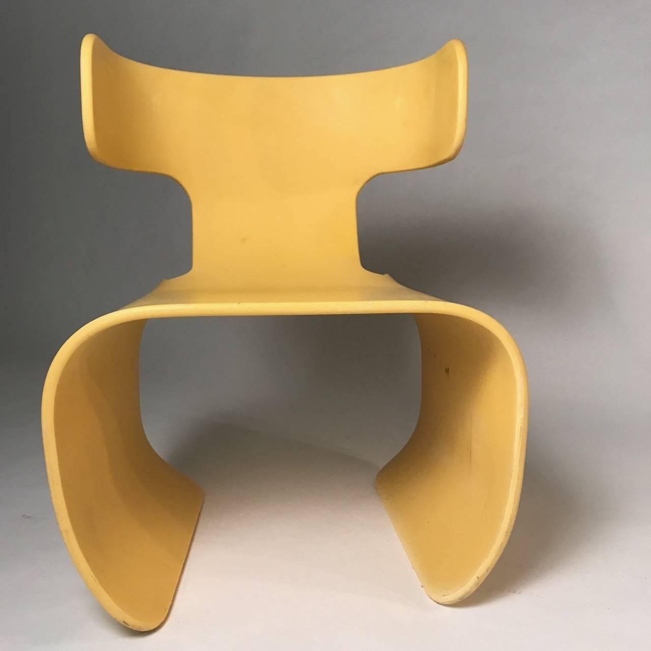 A wonderful form exhibiting the style of Pantone or Starck
This example is un-marked. The creator exhibits a strong modernist style
and is an curious example of the 1980s manufacturing style.