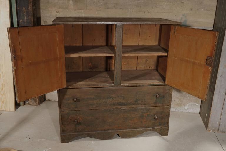 Superb 19th Century American Cupboard in Rustic Paint For Sale at 1stDibs