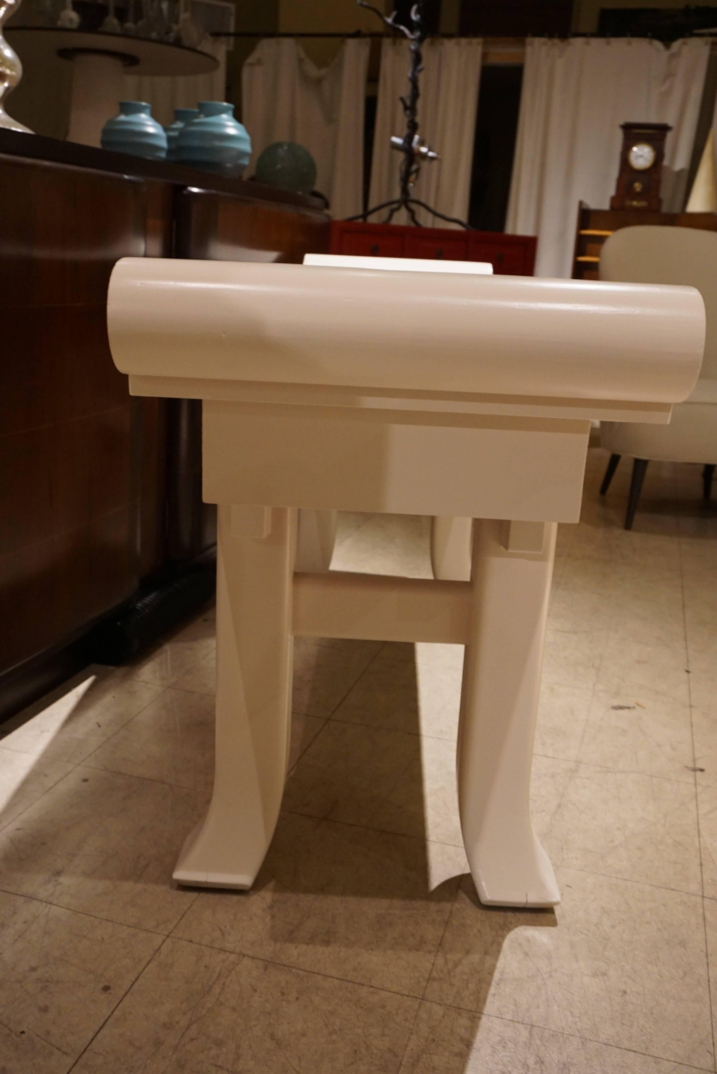 Asian Style Console in Brillant White In Excellent Condition For Sale In Hudson, NY
