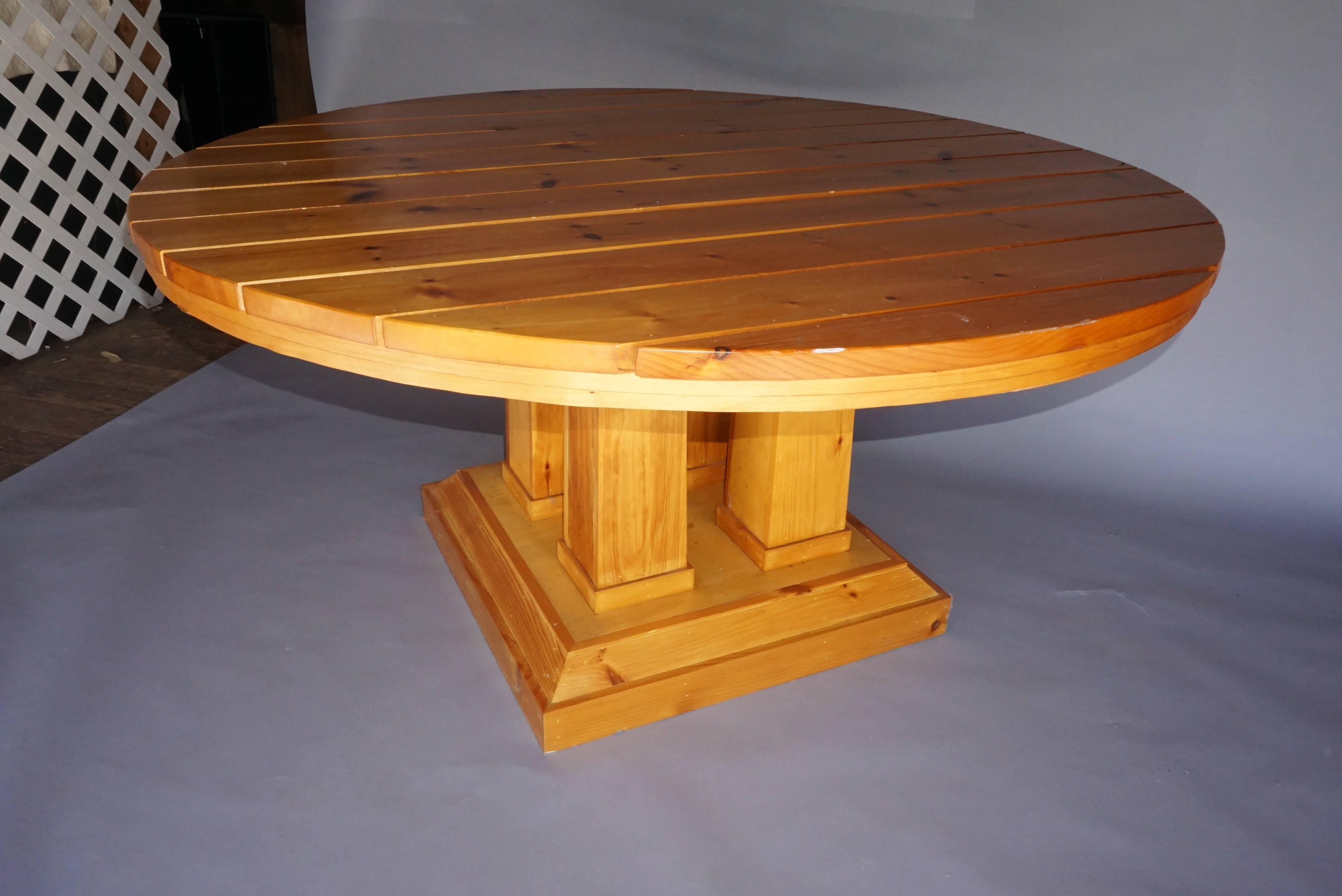 Large Circular Table in Pine In Excellent Condition In Hudson, NY