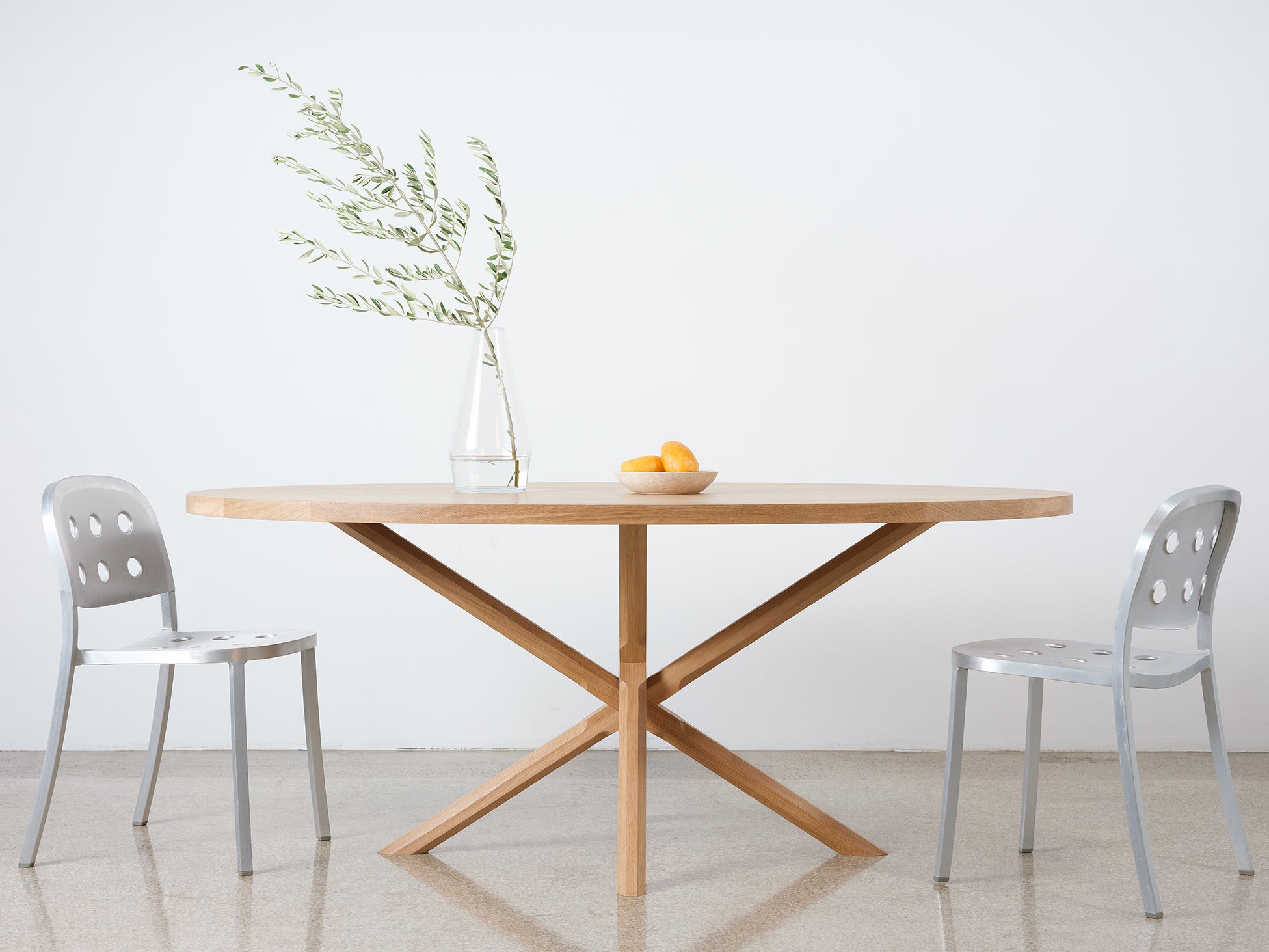 Tavolo da pranzo ovale in legno massiccio di Oak Bond di Lynnea Jean in vendita