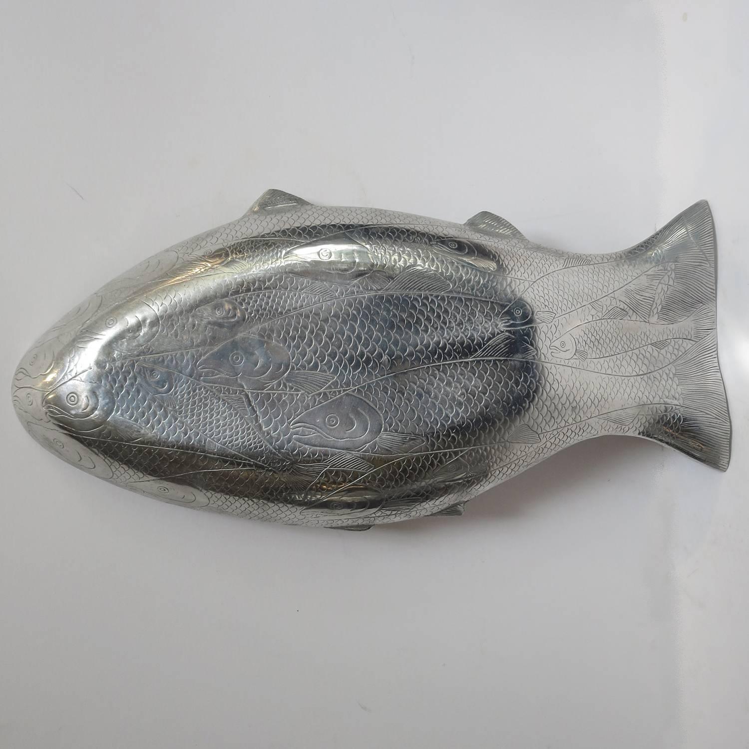 Wonderful design by Court, a group of fish form to create the master fish shape. The platter is heavy gauge aluminum, and marked on the reverse side Arthur Court Copyrighted 1987. The platter is in excellent original condition, and displays
