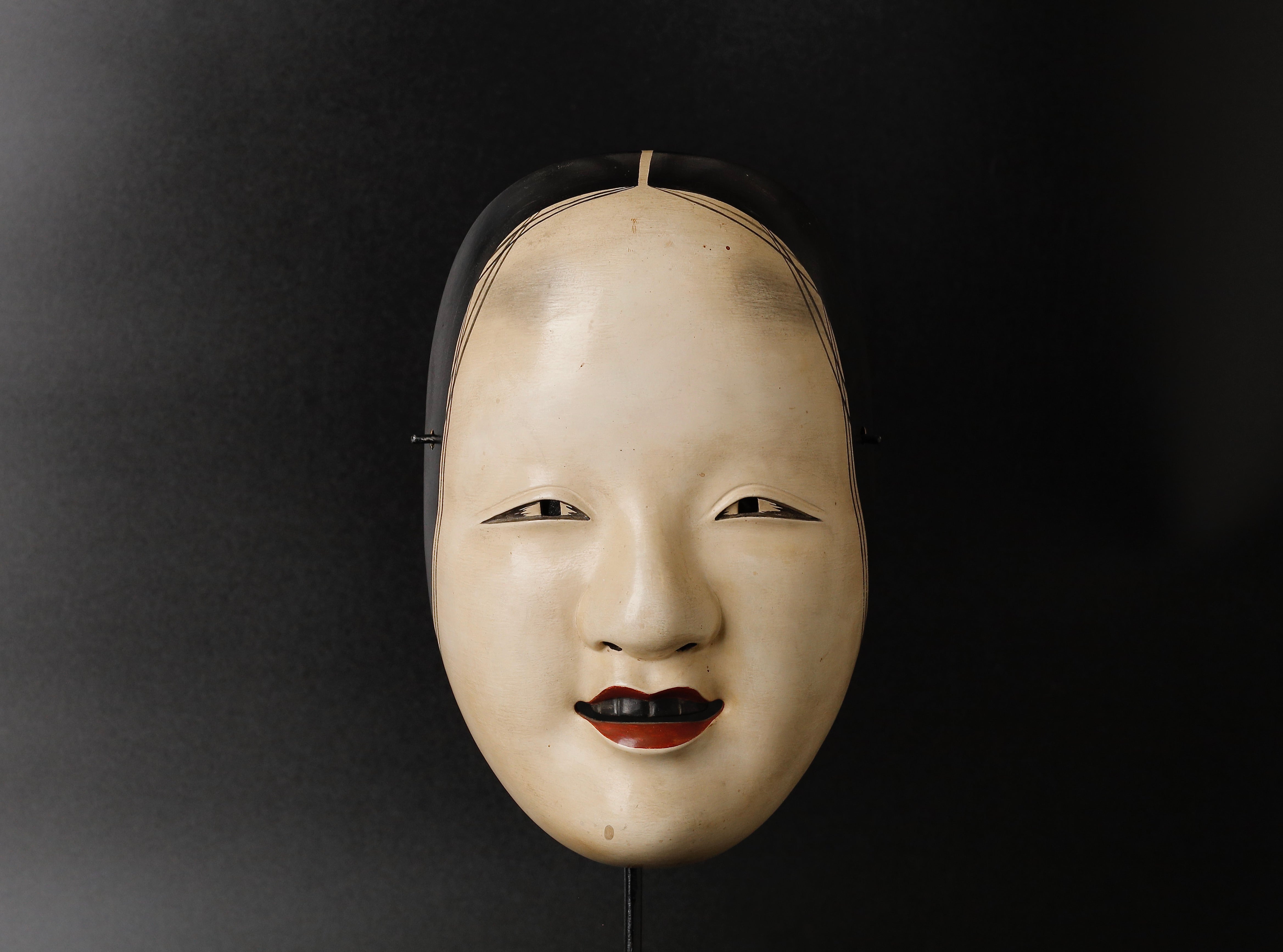 Japanische Waka onna Noh-Maske, eine junge Frau, signiert von Taito im ...