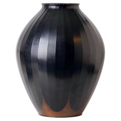 Grand vase japonais en bronze coulé, orné d'incrustations linéaires, par Toji Kyoda