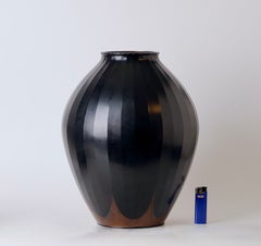 Grand vase japonais en bronze coulé, orné d'incrustations linéaires, par Toji Kyoda