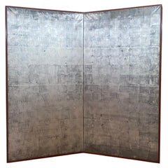 Paravent japonais à deux panneaux, orné de feuilles d'argent patinées, période Meiji