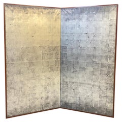 Paravent japonais à deux panneaux, orné de feuilles d'argent patinées, période Meiji