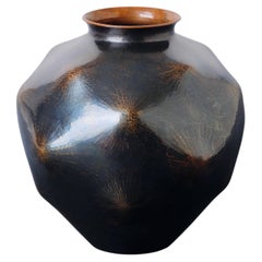 Vase japonais en cuivre martelé à la main « Gyokusendo Shikin-shoku », avec coffret signé