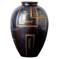 Vase japonais « Gyokusendo » en cuivre martelé à la main, orné d'un motif géométrique