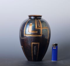 Vase japonais « Gyokusendo » en cuivre martelé à la main, orné d'un motif géométrique