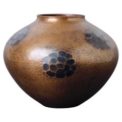 Vase japonais « Gyokusendo » en cuivre martelé à la main, avec motif « Kikko-Hada », XXe siècle