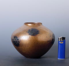 Vase japonais « Gyokusendo » en cuivre martelé à la main, avec motif « Kikko-Hada », XXe siècle