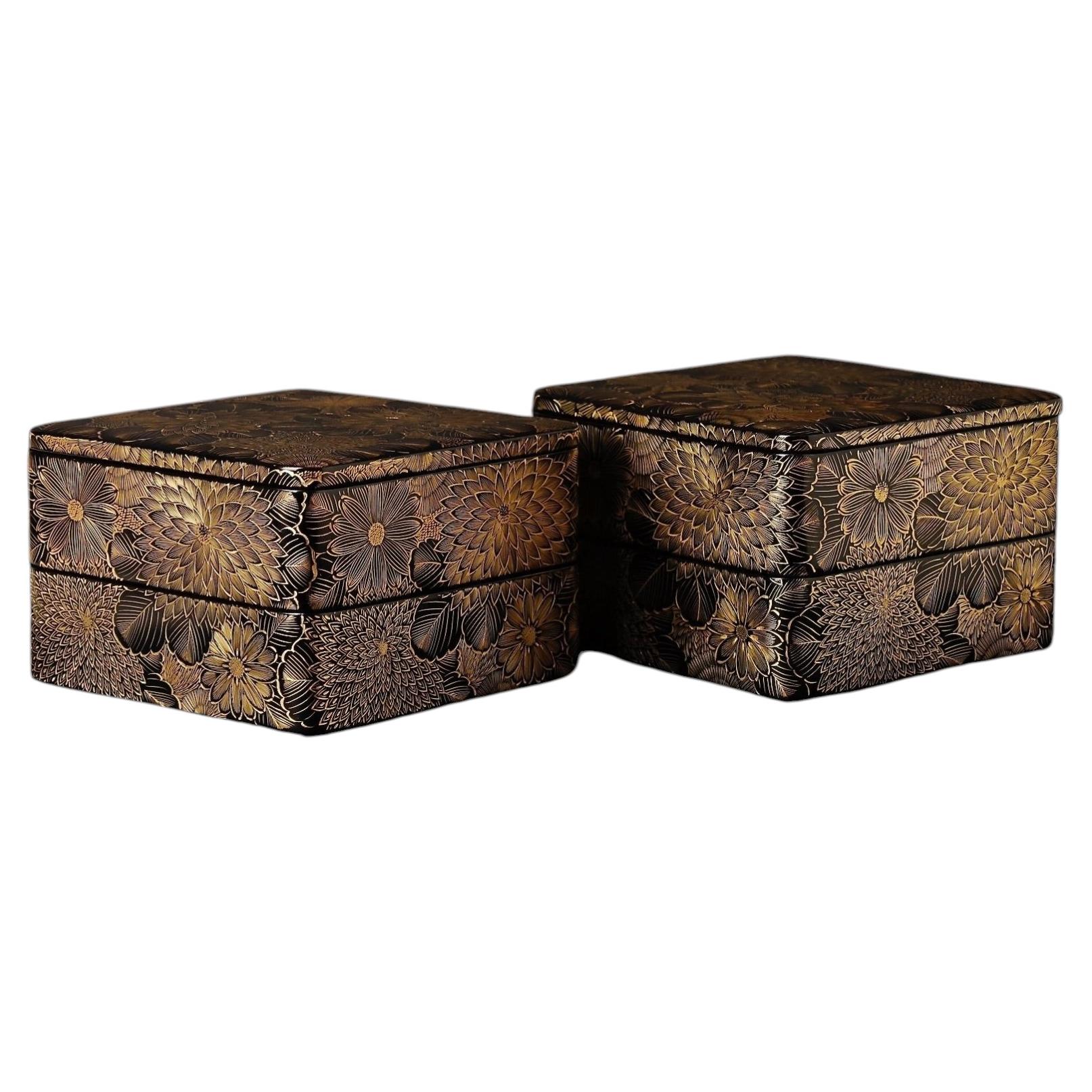 Par de cajas «jubako» de laca japonesa de Wajima con diseño de crisantemos en técnica «chinkin», de alrededor de