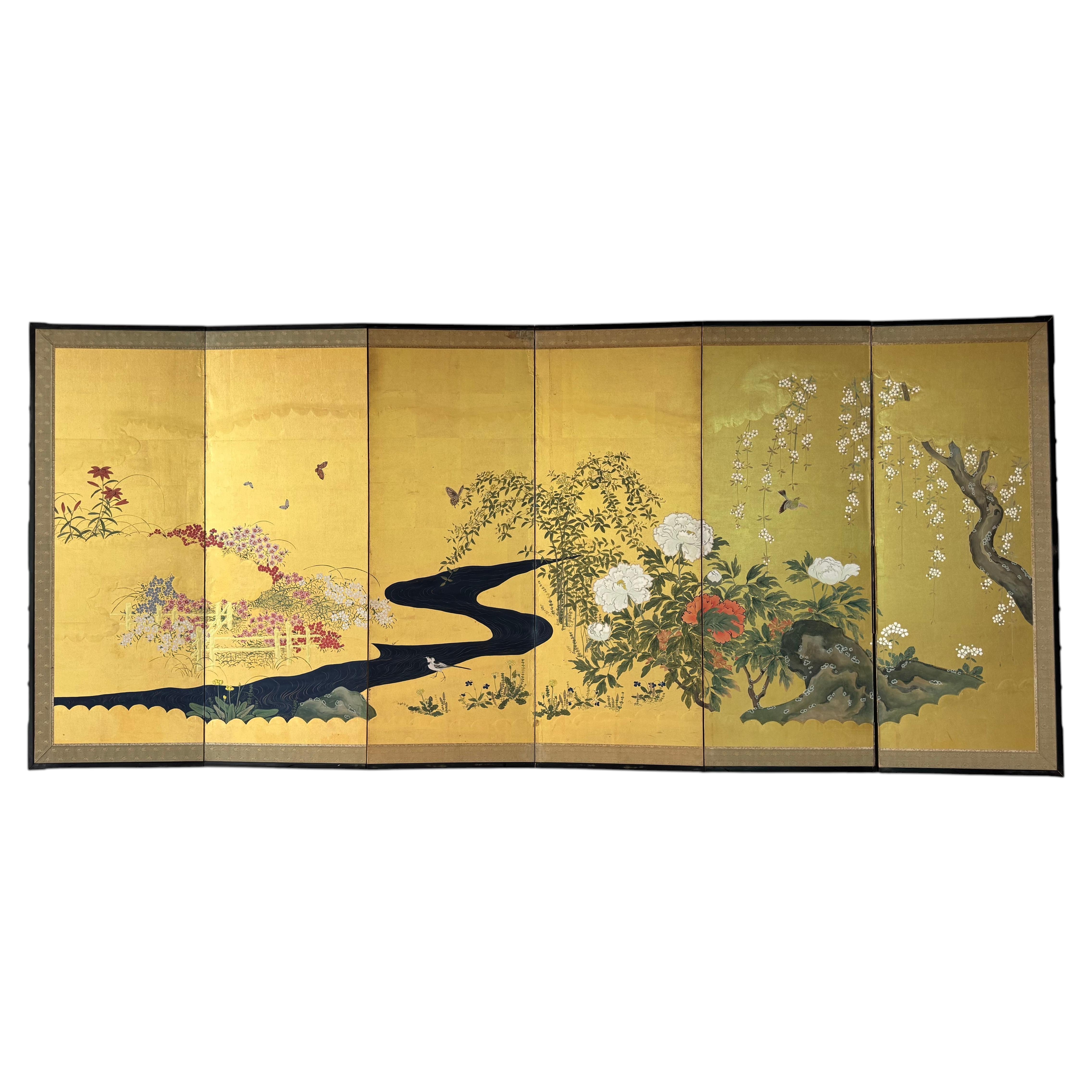 Biombo japonés de seis paneles dorado con flores, pájaros y un arroyo en venta