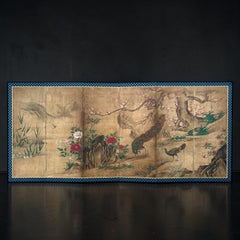 Biombo plegable de seis paneles del periodo Edo japonés con pavos reales y un jardín en flor