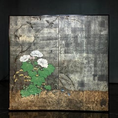 Japanischer zweiteiliger Paravent aus Blattsilber mit stilisierten Blumen- und Blattmotiven