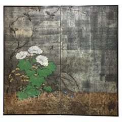 Japanischer zweiteiliger Paravent aus Blattsilber mit stilisierten Blumen- und Blattmotiven