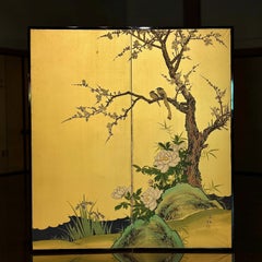 Japanischer Siebdruck aus zwei Tafeln mit Pflaumenbaum und Vögeln auf goldenem Hintergrund