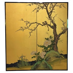 Japanischer Siebdruck aus zwei Tafeln mit Pflaumenbaum und Vögeln auf goldenem Hintergrund