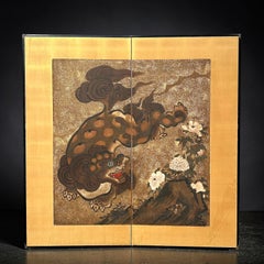 Paravent japonais à deux panneaux du XIXe siècle, sur fond doré, représentant un lion et des pivoines
