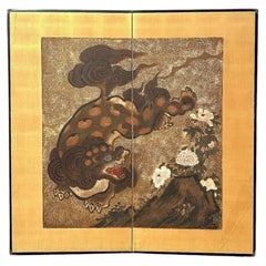 Paravent japonais à deux panneaux du XIXe siècle, sur fond doré, représentant un lion et des pivoines