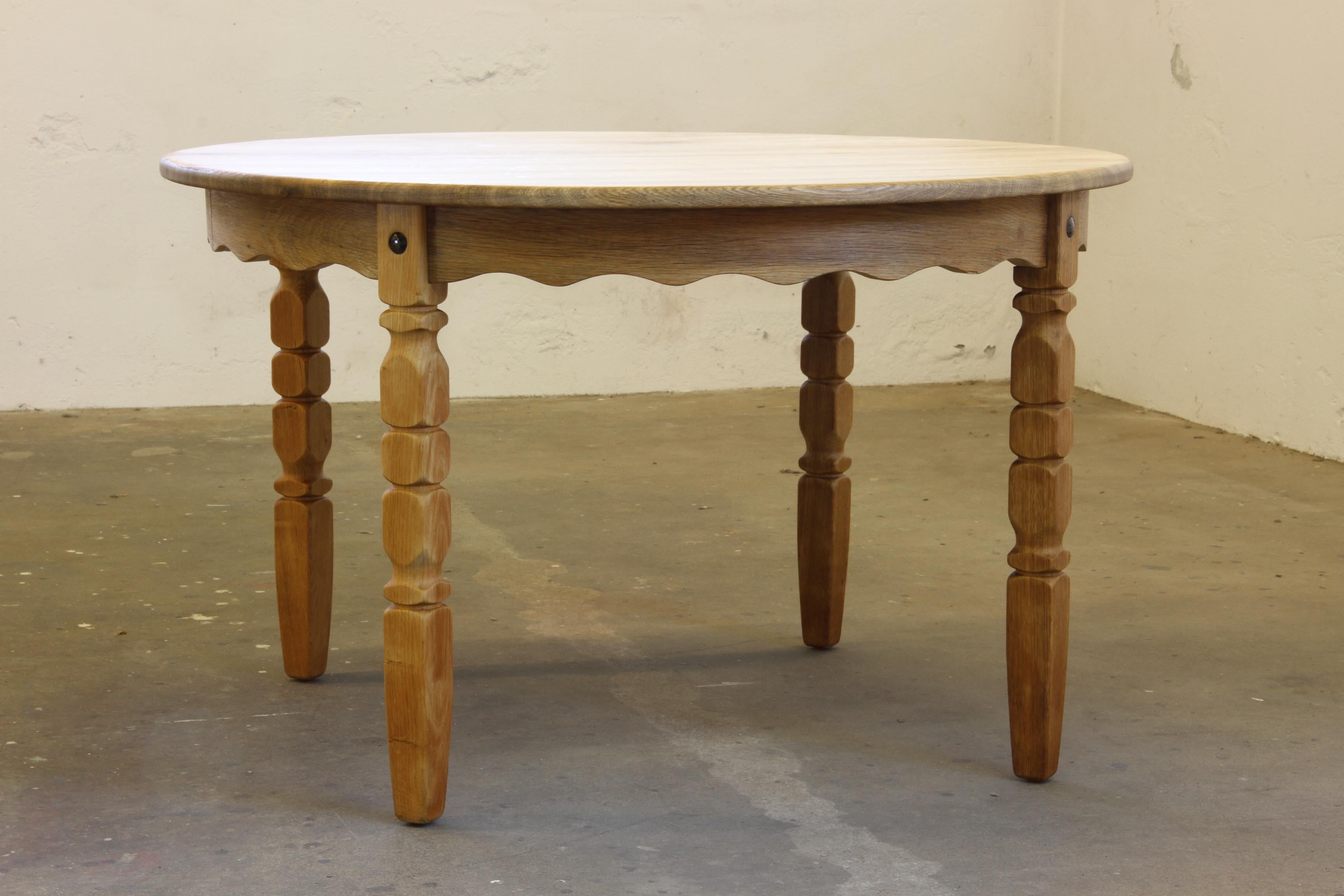 1960s Danish Round Extendable Dining Table in Oak style of Henning Kjærnulf In Good Condition For Sale In Store Heddinge, DK