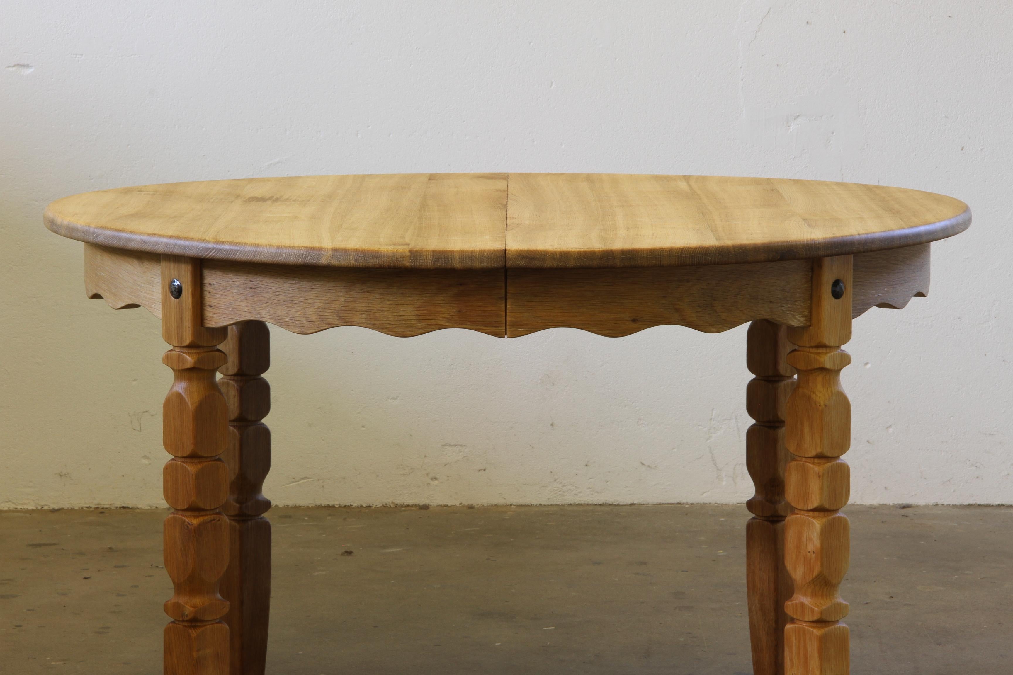 1960s Danish Round Extendable Dining Table in Oak style of Henning Kjærnulf For Sale 1