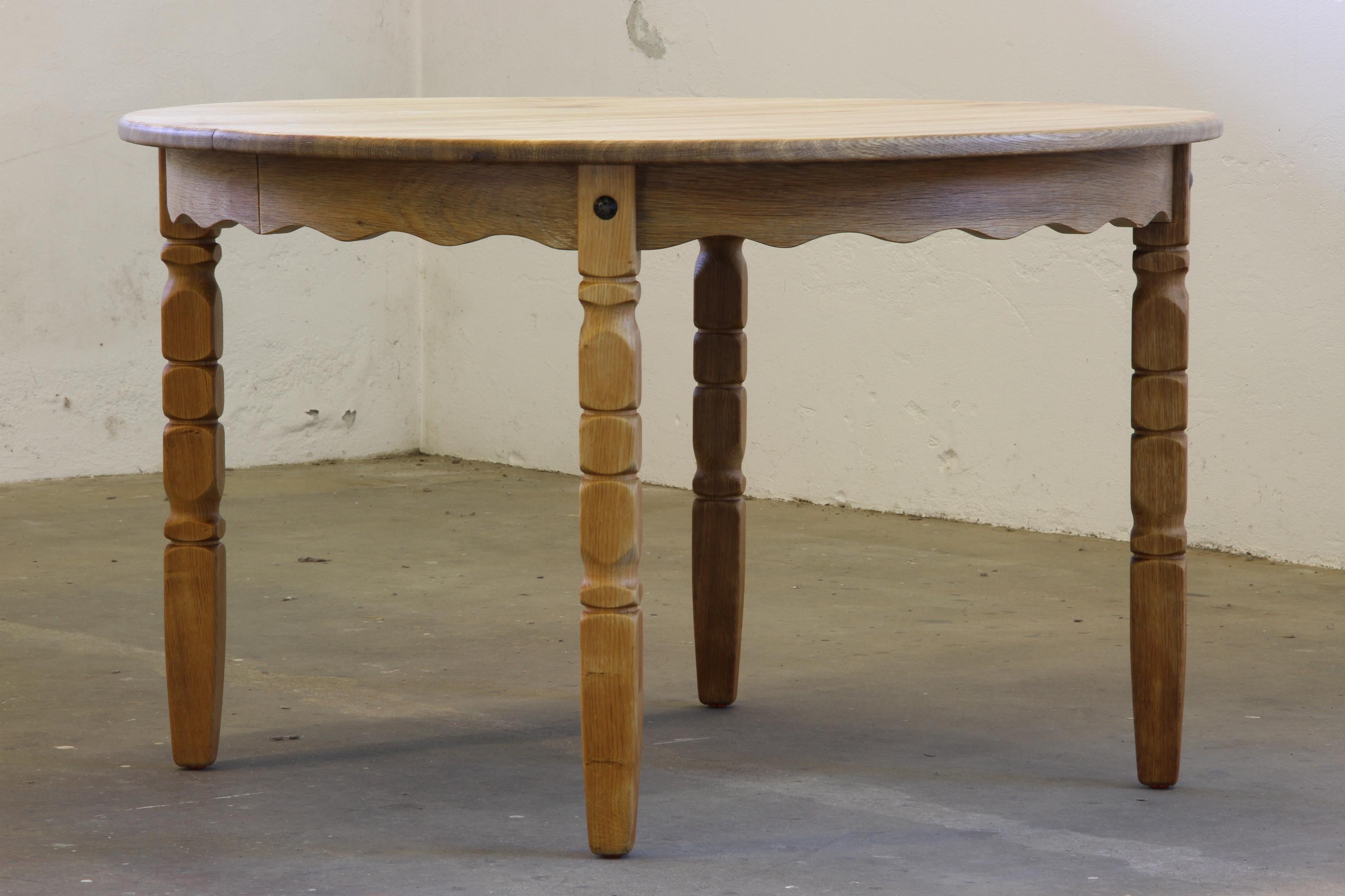 Mid-Century Modern 1960s Danish Round Extendable Dining Table in Oak style of Henning Kjærnulf For Sale