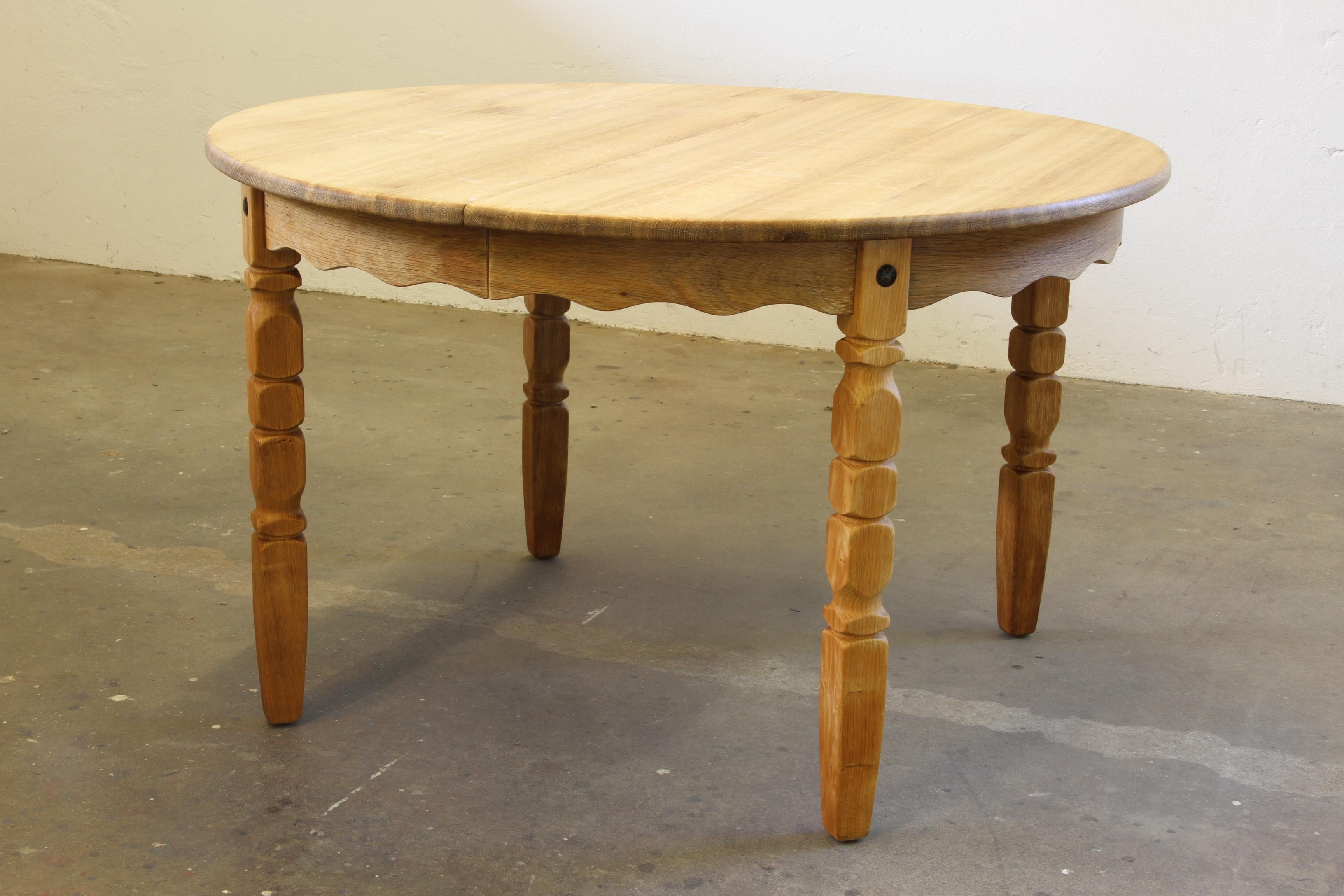 1960s Danish Round Extendable Dining Table in Oak style of Henning Kjærnulf For Sale 2
