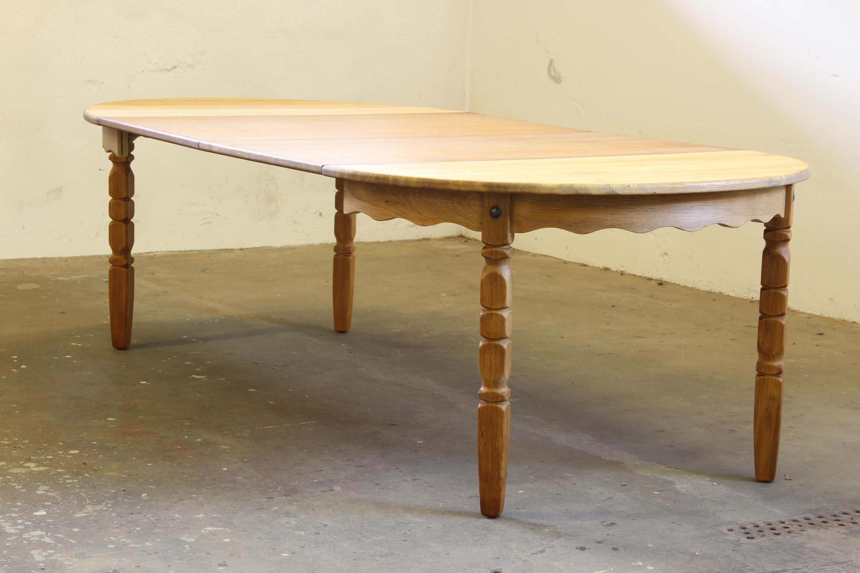 1960s Danish Round Extendable Dining Table in Oak style of Henning Kjærnulf For Sale 9