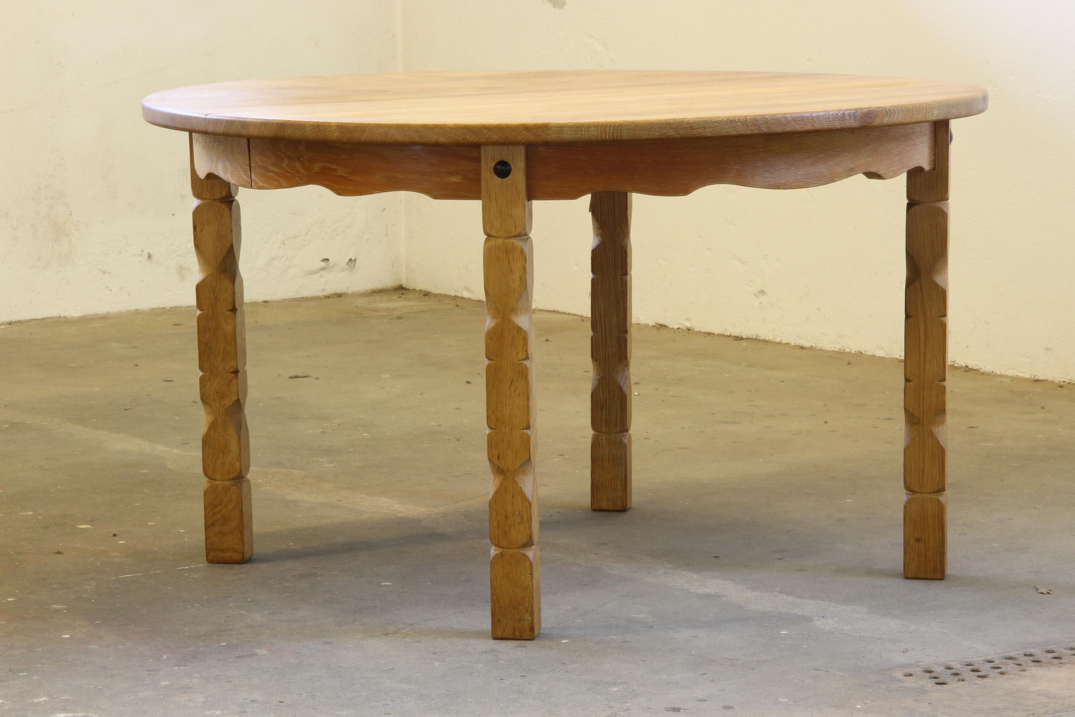 Mid-Century Modern 1960s Danish Round Extendable Dining Table in Oak style of Henning Kjærnulf For Sale