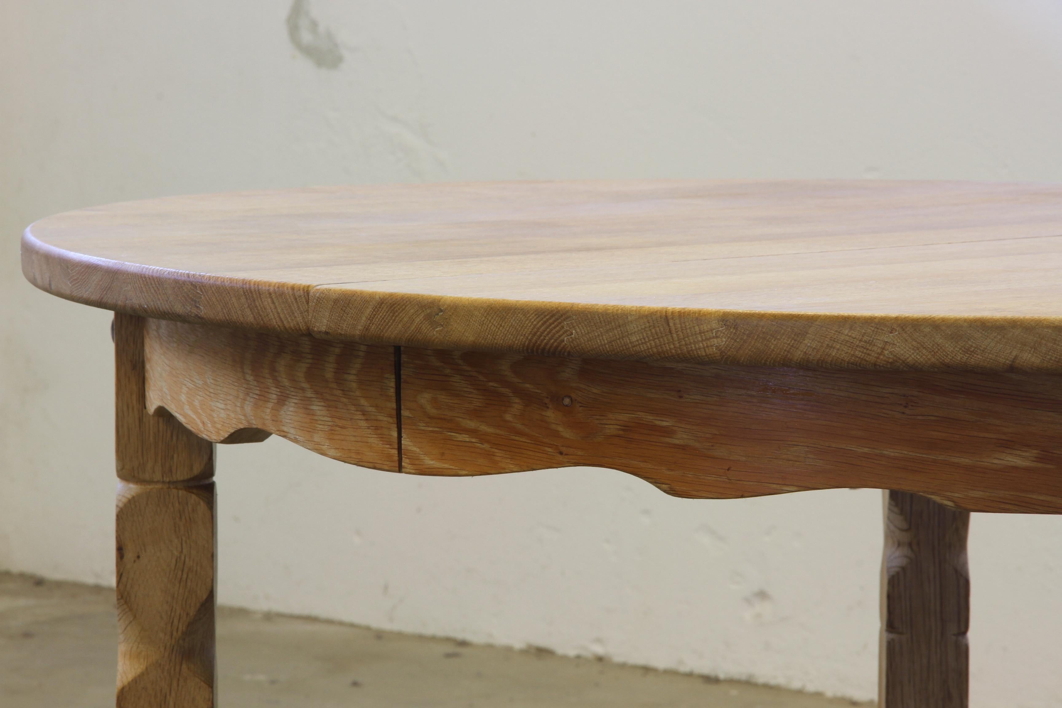 1960s Danish Round Extendable Dining Table in Oak style of Henning Kjærnulf For Sale 1