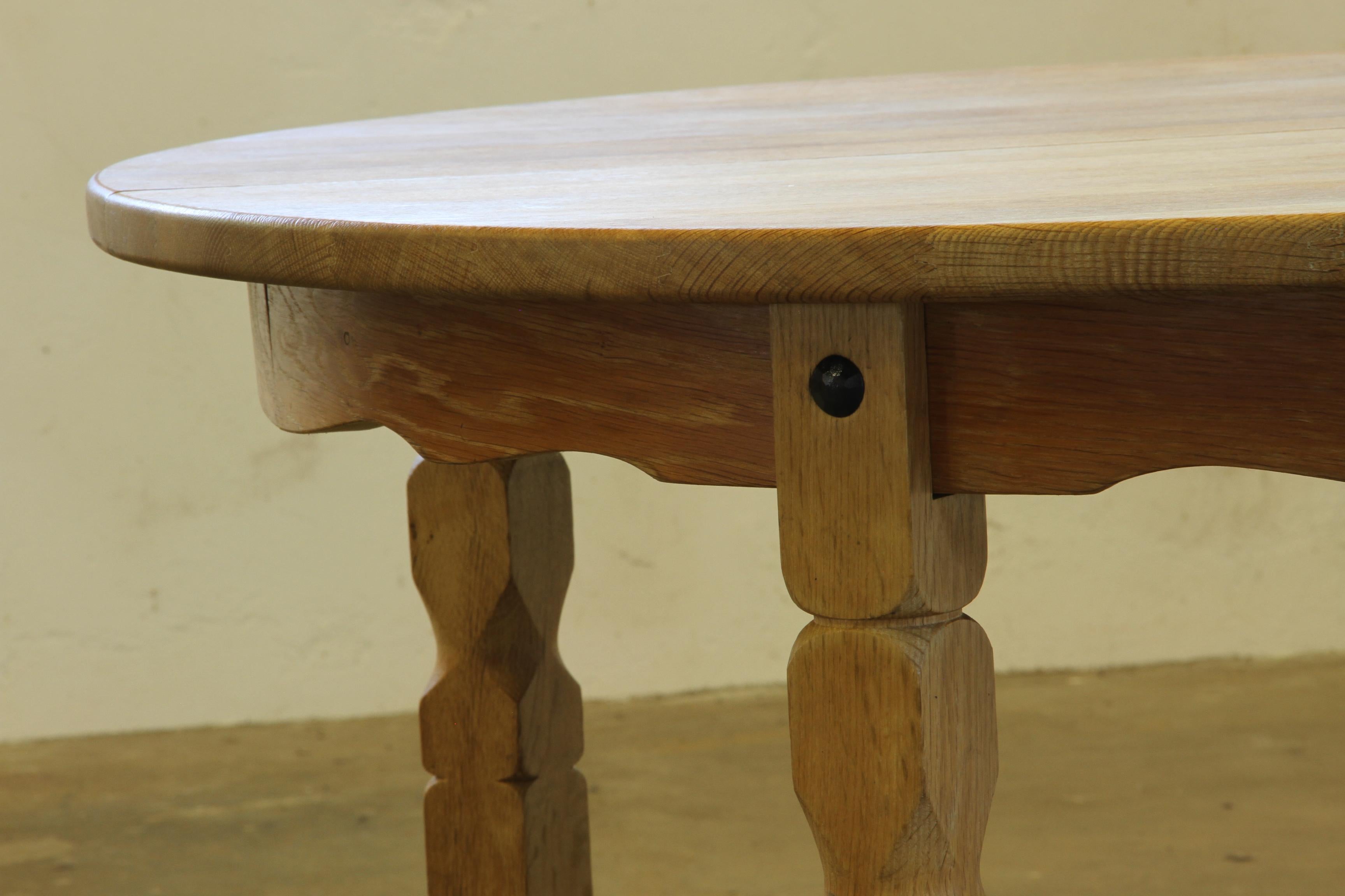 1960s Danish Round Extendable Dining Table in Oak style of Henning Kjærnulf In Good Condition For Sale In Store Heddinge, DK