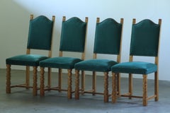Conjunto vintage de cuatro sillas de comedor brutalistas de roble, con tapizado de terciopelo verde, Dinamarca, década de 1960