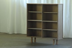 Libreria danese vintage in rovere degli anni ’60, pezzo unico con gambe scultoree
