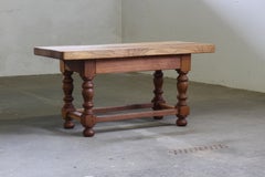Mesa de centro danesa de estilo barroco de principios del siglo XX, de roble macizo