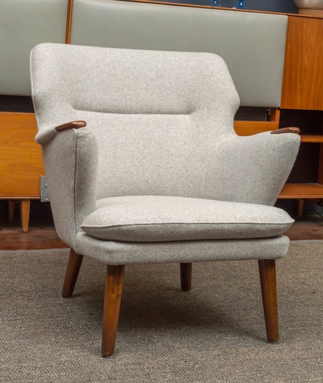 High quality construction and super comfy lounge chair designed by Kurt Olsen. Perfectly refinished teak arm pads and legs with new Danish felt upholstery.