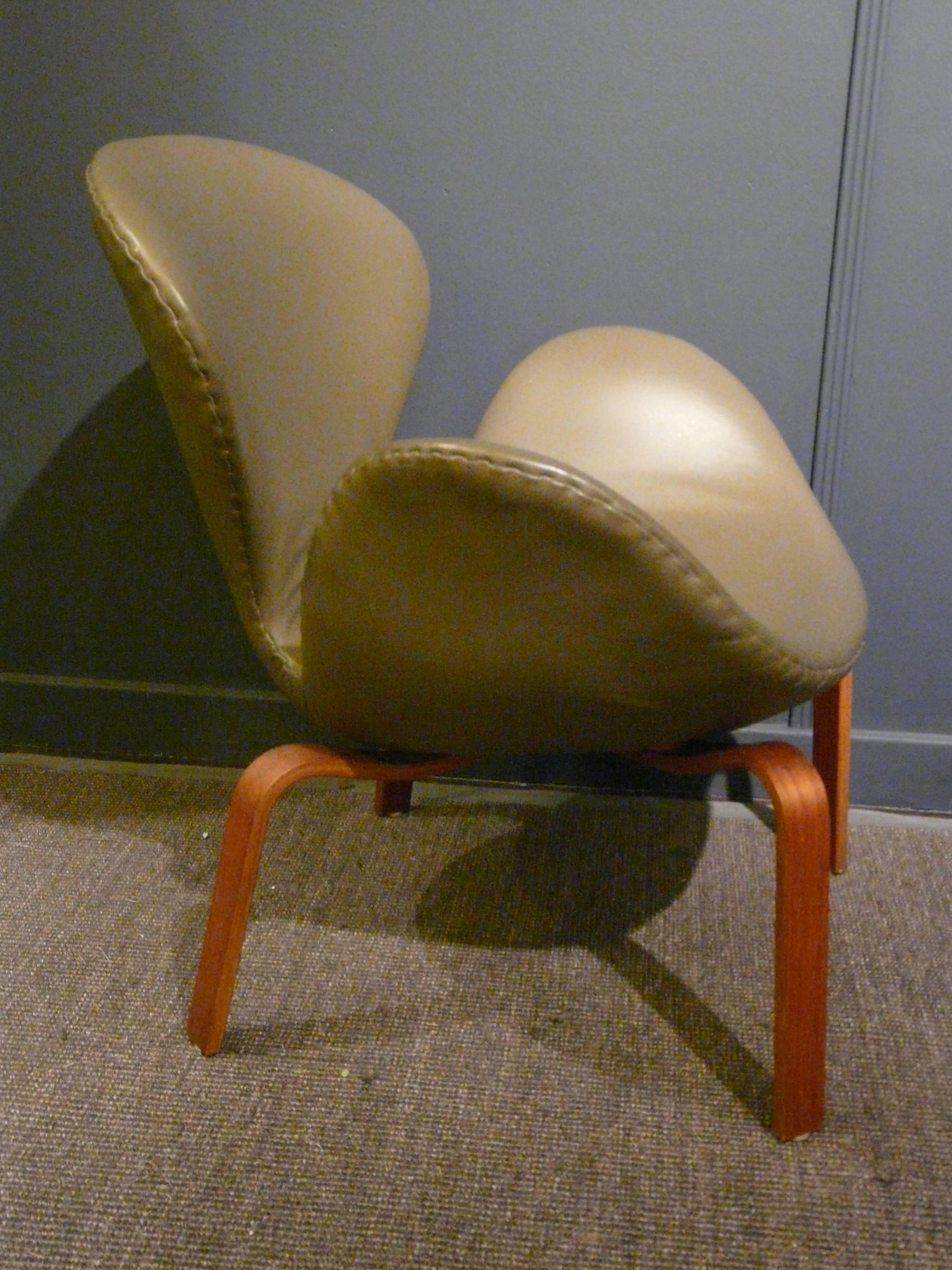 Rare version of the icon Arne Jacobsen "Swan" chair for Fritz Hansen, Denmark. Recently re-upholstered in olive leather, fully stamped.