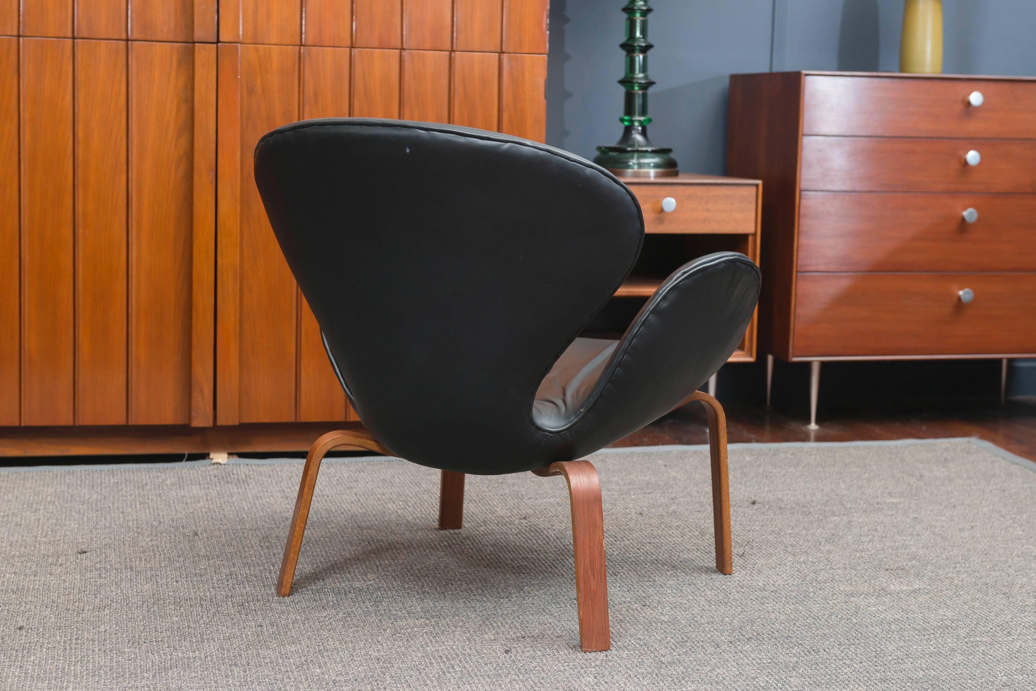 Mid-20th Century Arne Jacobsen Swan Chair