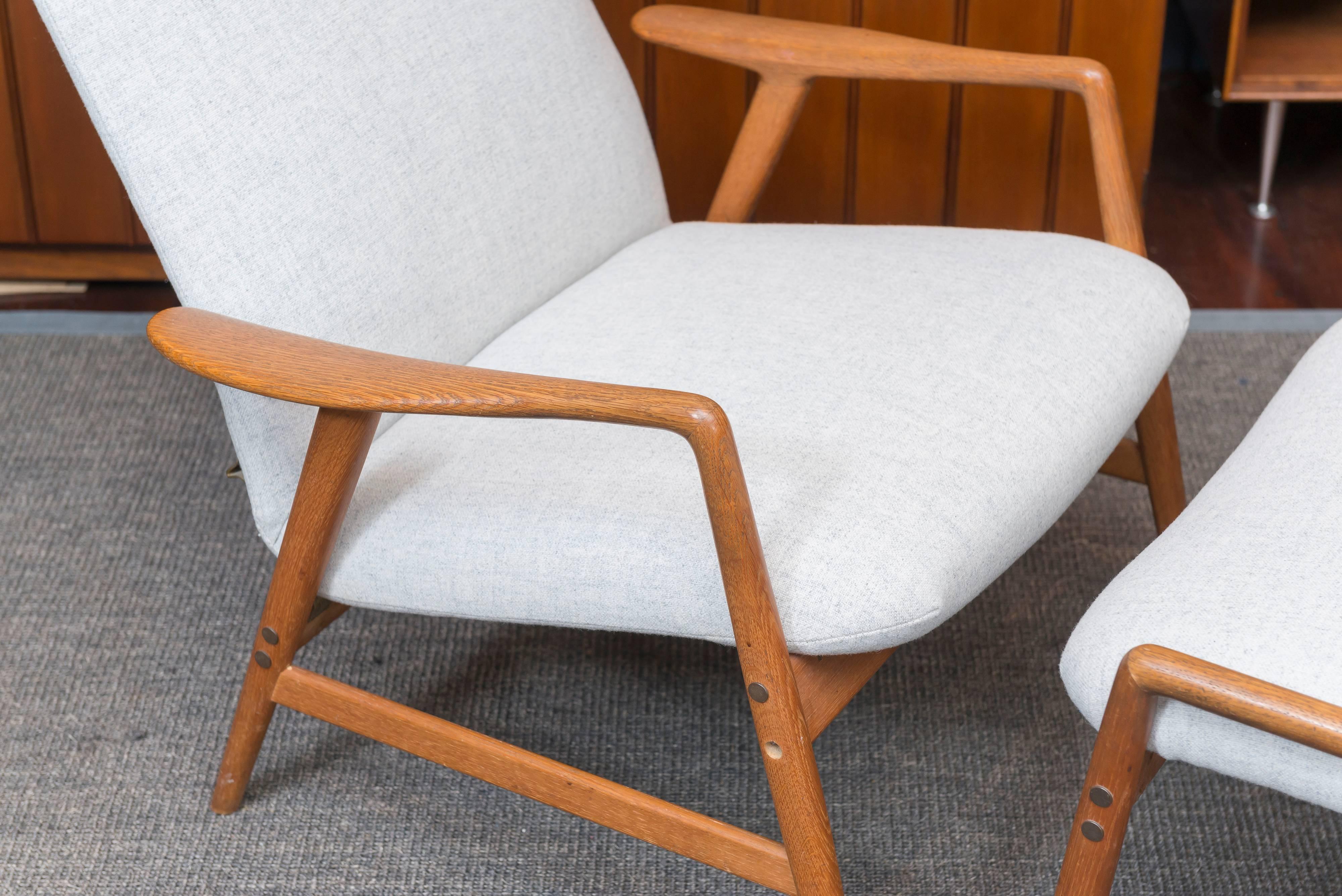 Alf Svensson design reclining lounge chair and matching ottoman for DUX furniture, Sweden. Newly upholstered in Danish wool with oakwood frames in excellent original condition.
