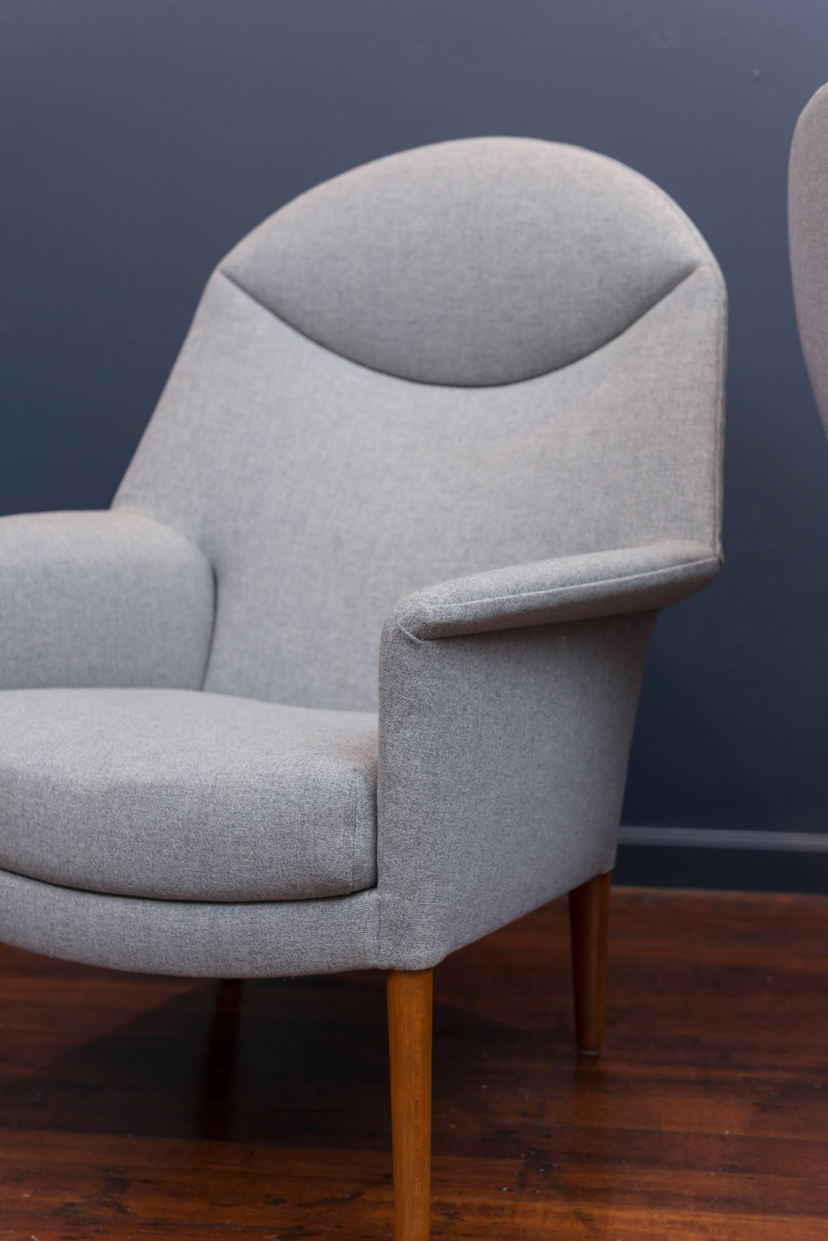 Zwei große, beeindruckende Lounge-Sessel mit hoher Rückenlehne, entworfen von Madsen, Aksel Bender und Ejner Larsen für Willy Beck. Perfekt aufgearbeitetes Teakholz und neu gepolstert mit dänischer Wolle. Sie sind einzeln mit der Herstellermarke,