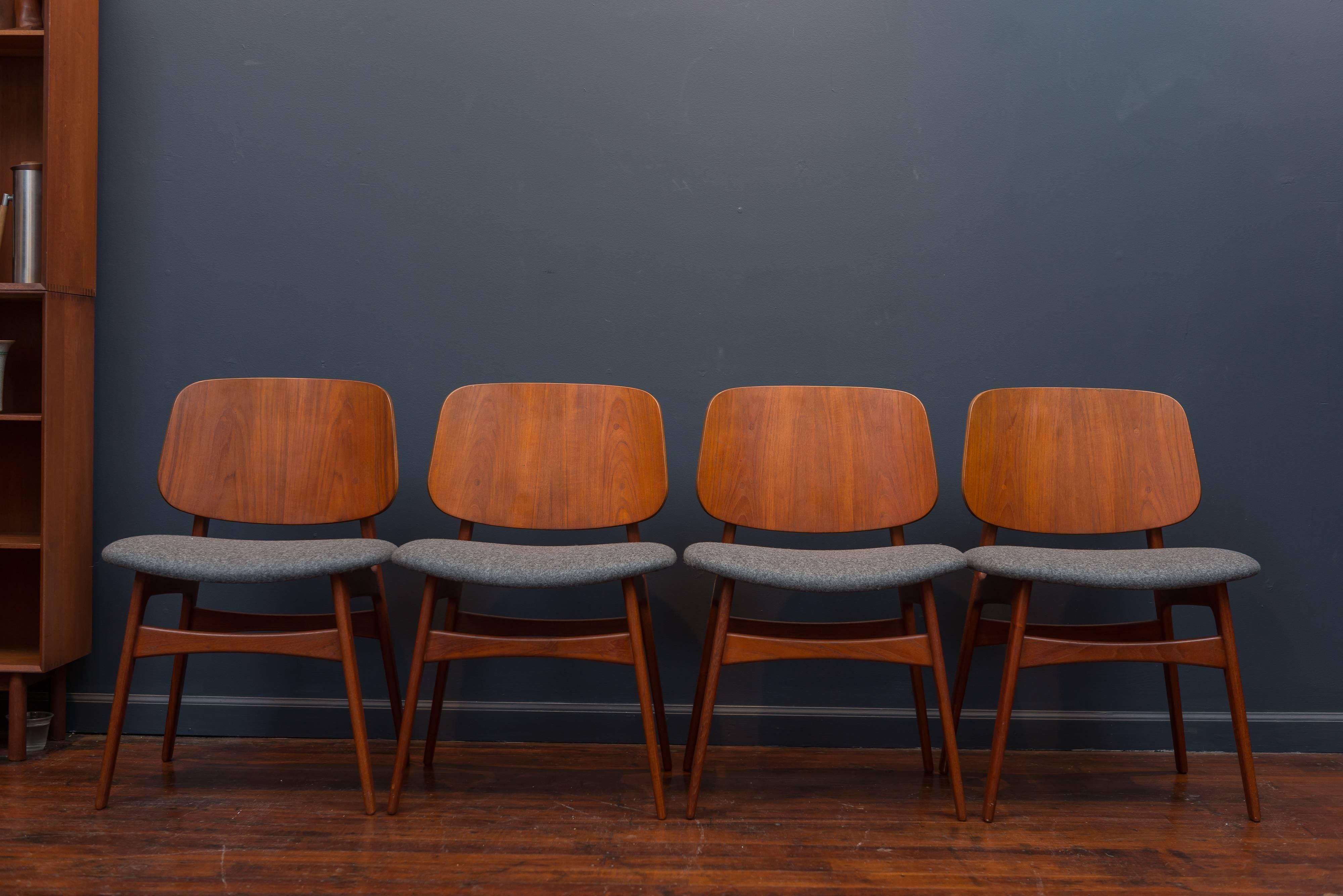 Set of eight Børge Mogensen design teak dining chairs, newly upholstered in Danish charcoal felt.