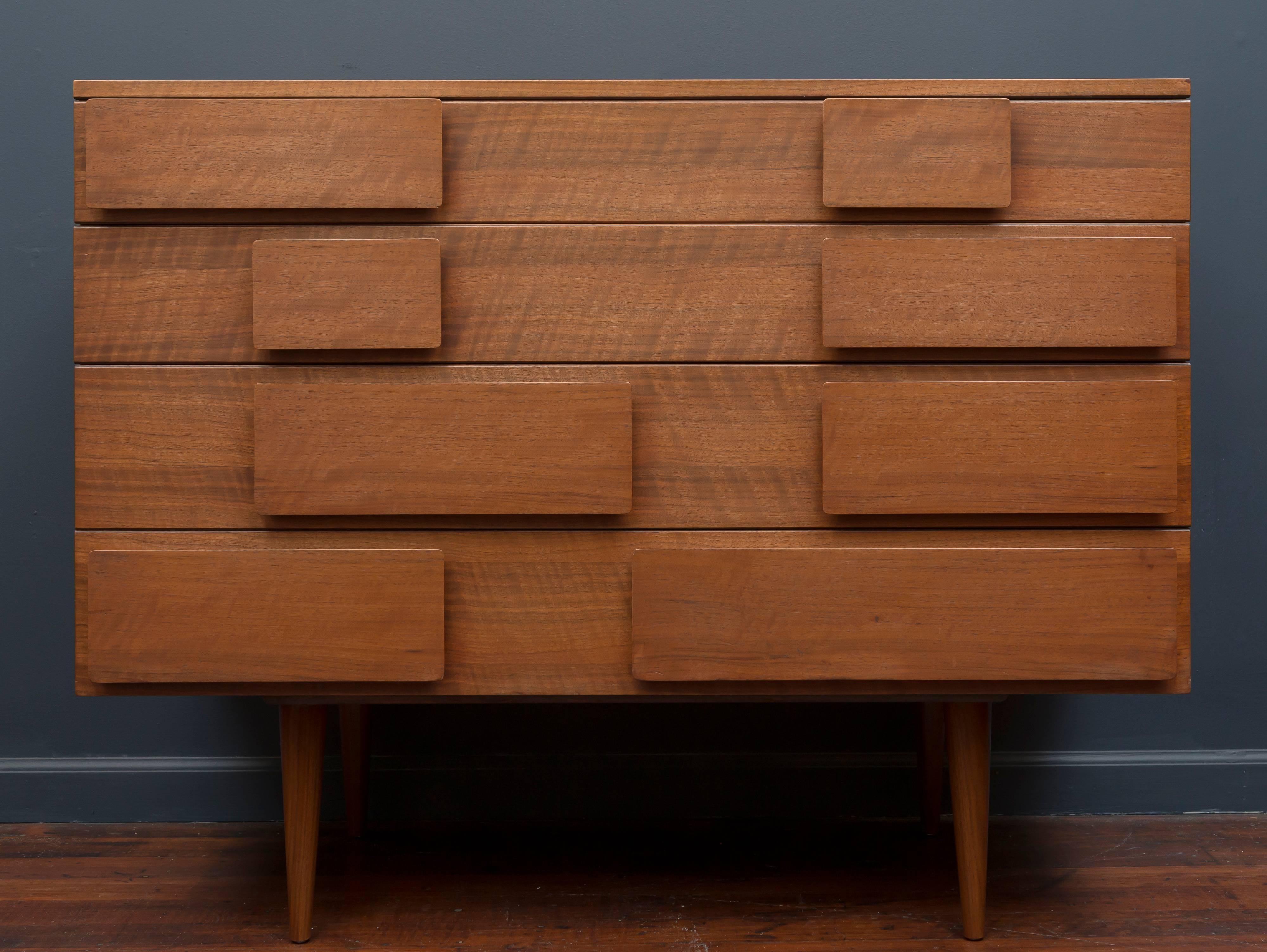 Gio Ponti design four-drawer walnut commode for Singer & Sons, Italy. The legs had been reduced in height so I had them professionally remade in the exact size and shape. The case and drawers are In very good original original condition with minor