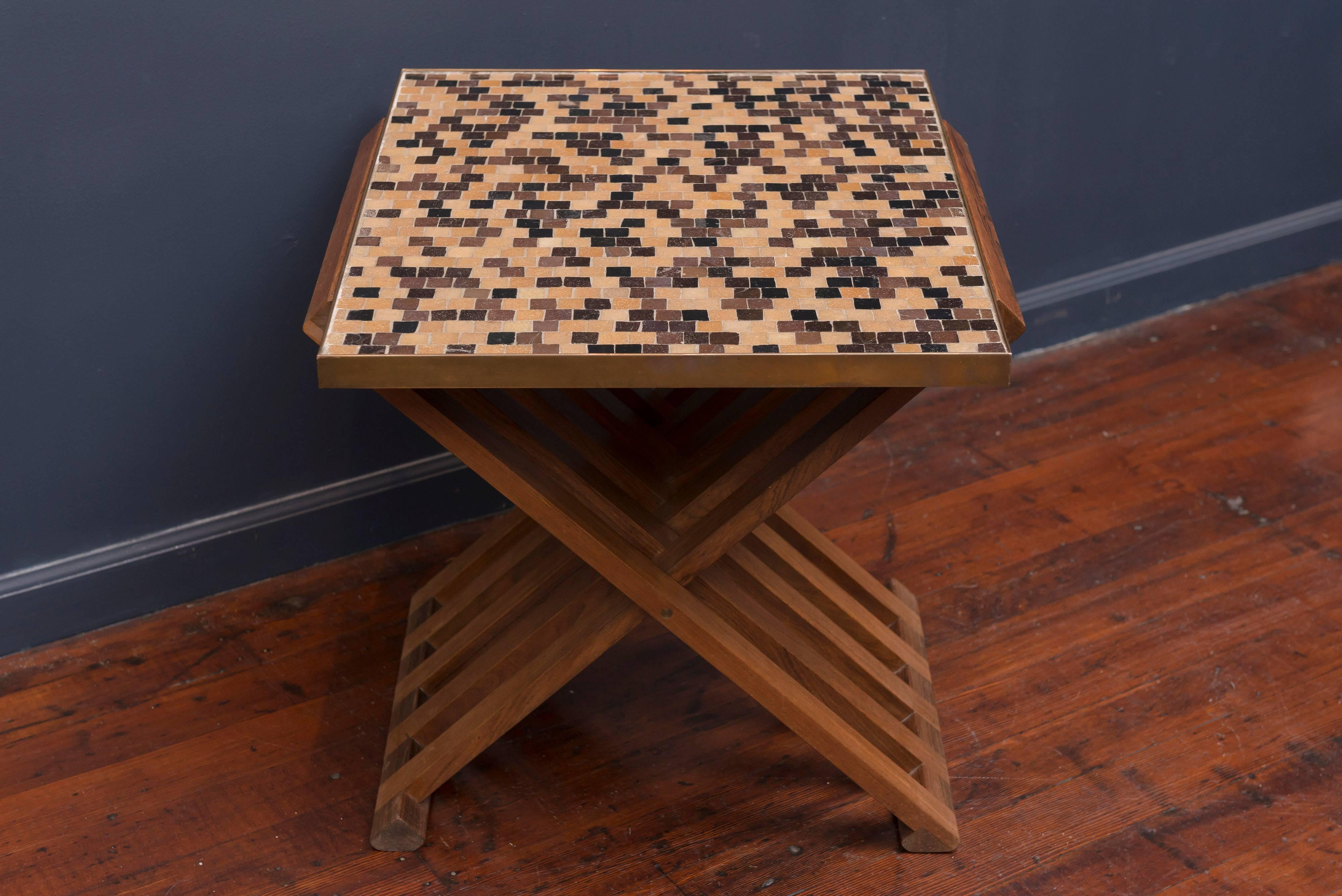 Rare table d'appoint en mosaïque à base en X conçue par Edward Wormley pour Dunbar Furniture Co. Tous deux en excellent état d'origine, base en palissandre massif.