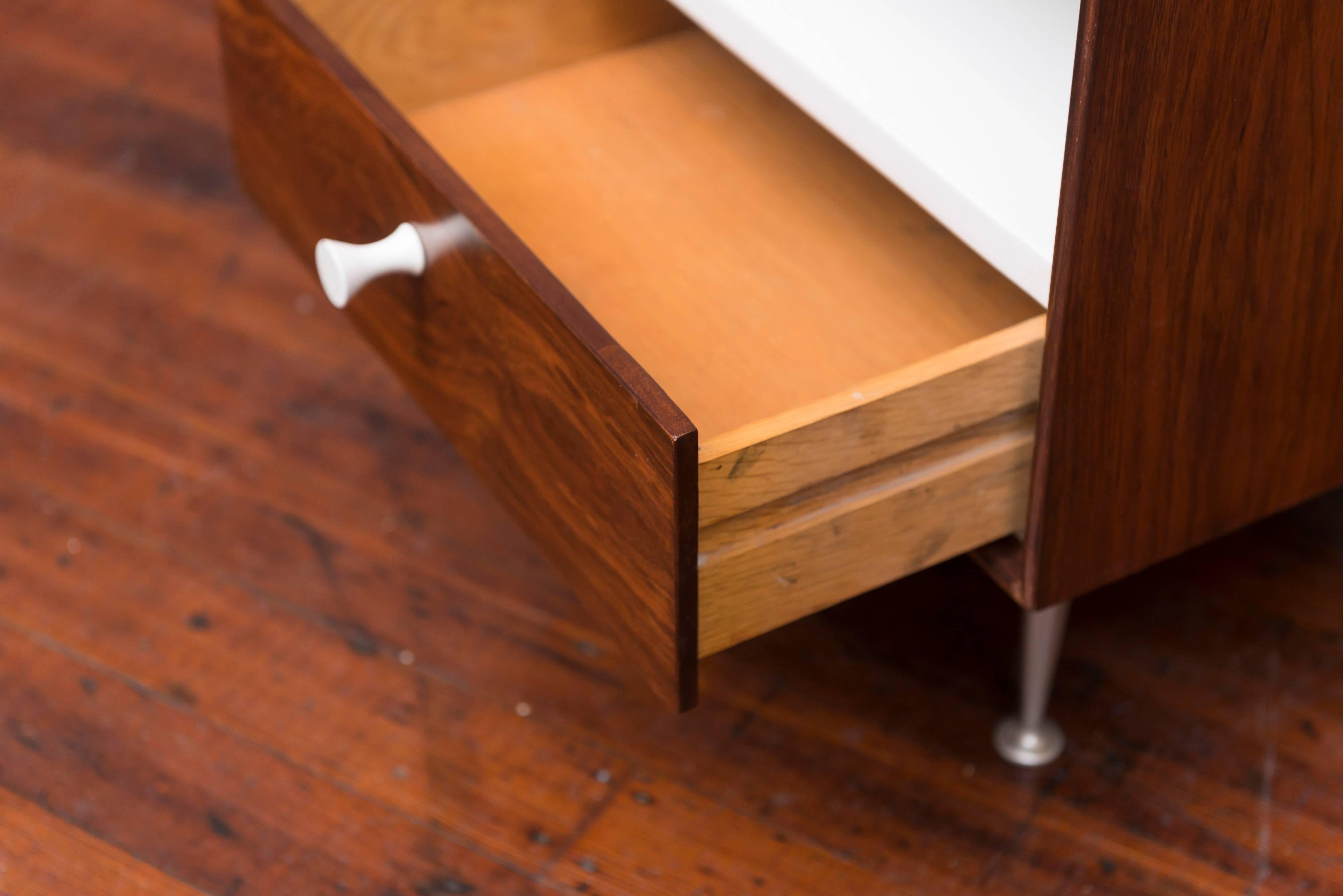 Américain Table de nuit en bois de rose à bords fins de George Nelson en vente